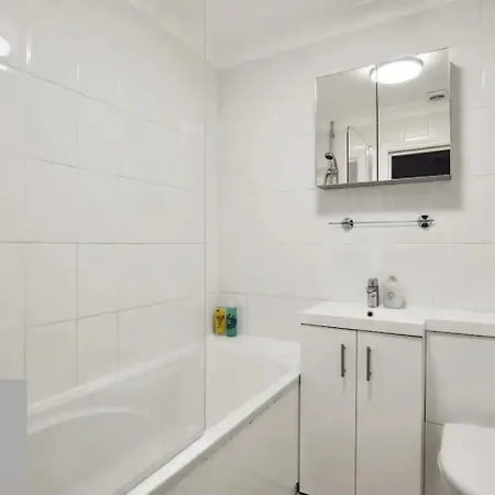Stylish Penthouse Long Stay Free Parking! Brookwood Exterior photo