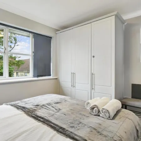 Stylish Penthouse Long Stay Free Parking! Brookwood Exterior photo