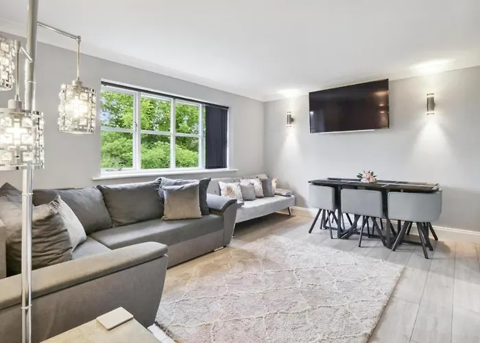 Stylish Penthouse Long Stay Free Parking!