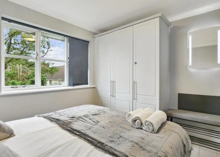 Stylish Penthouse Long Stay Free Parking!