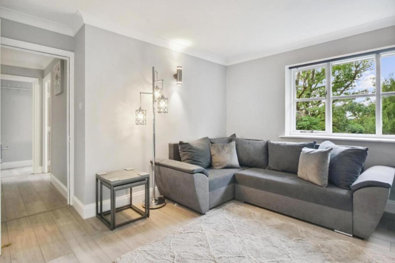 Apartment Stylish Penthouse Long Stay Free Parking! Brookwood